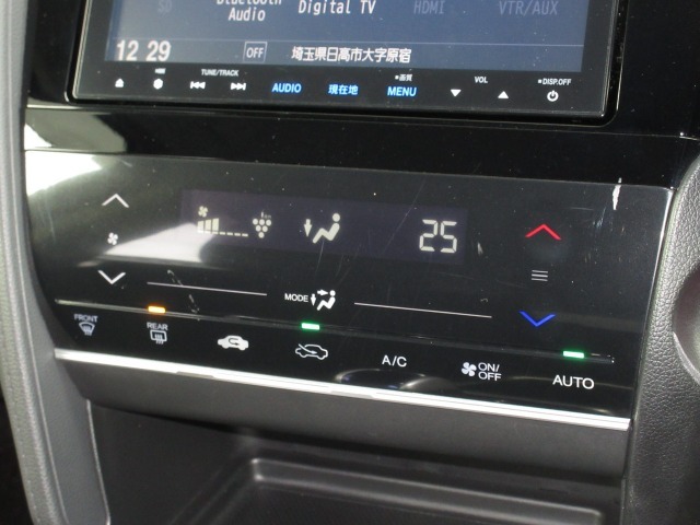 操作部に静電式タッチパネルを採用したフルオート・エアコンディショナー。Honda インターナビ同様、スマートフォン感覚の直感操作を実現しています。