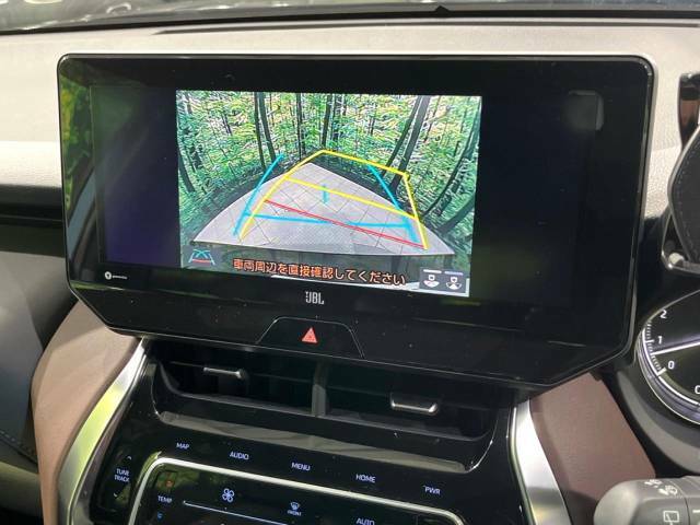 【バックカメラ】駐車時に後方がリアルタイム映像で確認できます。大型商業施設や立体駐車場での駐車時や、夜間のバック時に大活躍！運転スキルに関わらず、今や必須となった装備のひとつです！