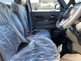 【運転席】座り心地が良いシートなので長時間の運転でも快適にお過ごしいただけます。新品のフロアマットのご注文も可能です。掲載箇所以外にご希望の写真がございましたらお気軽にお問い合わせ下さい。