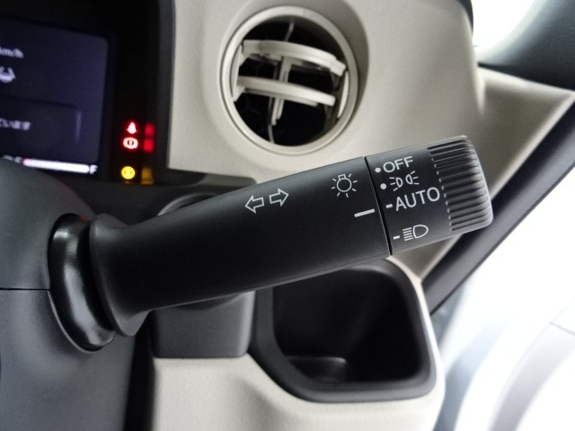 オートライト付きです。手元での操作なしでヘッドライトのON/OFFできます。トンネルでの点灯・消灯忘れ防止に役立ちます！
