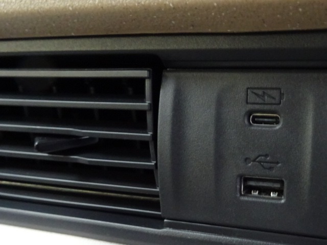 通常のUSB入力端子の他にスマホ充電に対応したUSB-C端子を所装備！