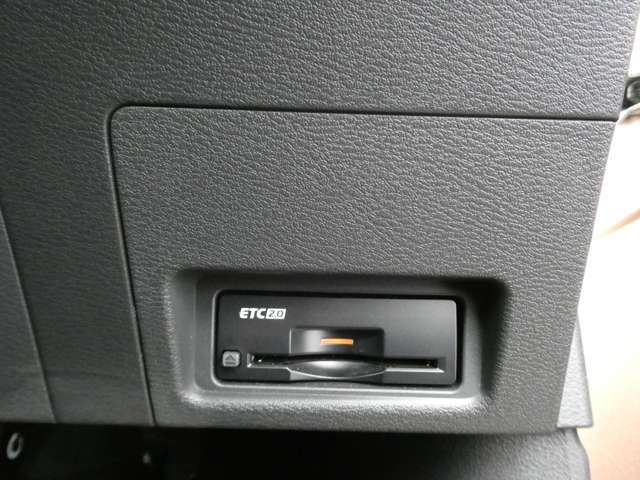 純正ETC2.0付　料金所もスムーズに通れ、割引料金の適用もあります。ビルトインできれいに収まっており、見た目もスマートです。