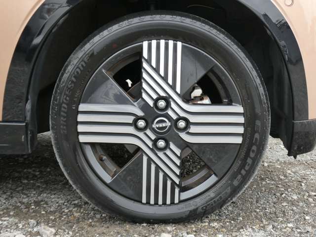 オプションの15インチアルミホイールです。