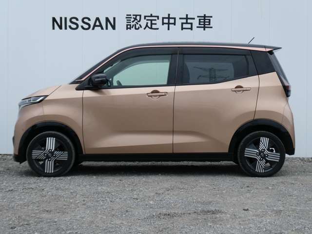 シーズンズカラールーフ色外装（暁サンライズカッパー/ブラック）になります。