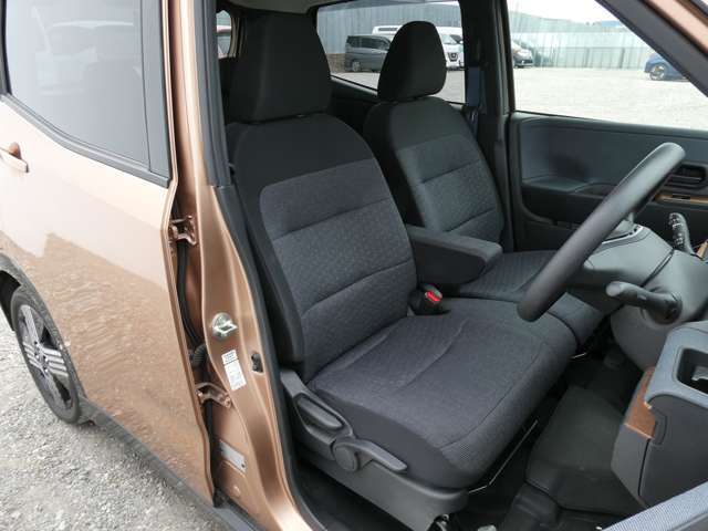 乗り込みやすく、視界の高い運転席です。運転席にはシートヒーターが付いています。
