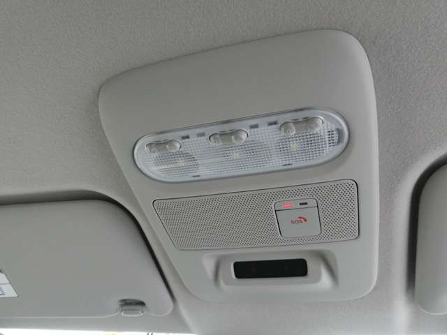 SOSコールスイッチ：万が一の事故発生時に、エアバッグ展開と連動し自動通報されます。専門のオペレーターが警察や消防への連携をサポートします。