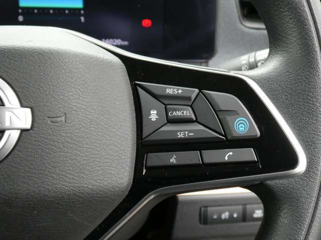 運転支援機能・プロパイロット搭載。　設定した速度で定速走行でき、先行車に自動で追従走行も可能です。さらにハンドル支援機能もあり、車線の中央を走るように制御してくれます。