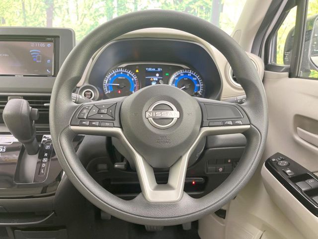 インテリアに合わせたデザインのステアリングは、運転される方のことも考え、運転しやすい形状、大きさです。是非一度、実際に触ってお確かめください。