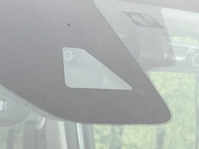 【エマージェンシーブレーキ】走行中に前方の車両等を認識し、衝突しそうな時は警報とブレーキで衝突回避と被害軽減をアシスト。より安全にドライブをお楽しみいただけます。