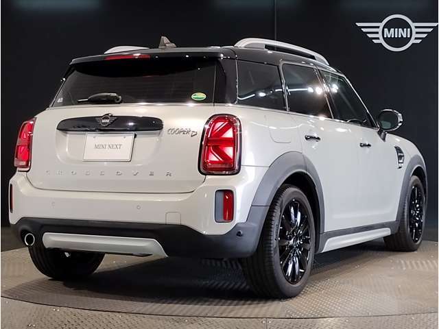 トランクルームにはカバーが付いており。目隠しや盗難防止などの効果が御座います。