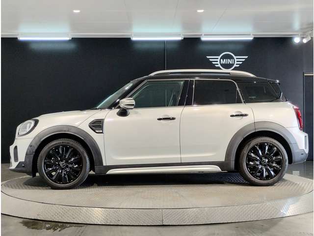 MINIは歴史的なレース【モンテカルロラリー】で2度の優勝！！規定違反による失格も含めれば3度の優勝を誇るれっきとしたレーシングカーです！