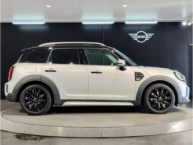 ☆MINIの車の始まりは大人四人がギリギリ乗れるコンパクトな車です！！今となっては3ナンバーですが、もともとは5ナンバーの車でした！！