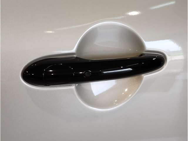 MINIはドアが分厚いです。衝突によりドアがつぶれてしまった場合にも外からいち早くドアを開けれるよう考えられています。数十秒の救出の遅れが命につながりかねない場合、こういった配慮が重要なポイントです。