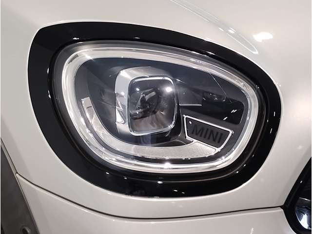 【オートライト】ヘッドライトのオンオフを自動で切り替えてくれる便利な機能です。トンネルを走行する際も自動で転倒致しますので、ライトの操作をしていただく必要は御座いません☆