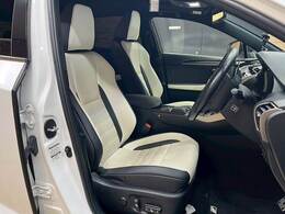 【ハーフレザーシート】ならではの高級感あふれる内装がこたわりのアイテム。見た目の高級感とより上質な座り心地をお楽しみください。