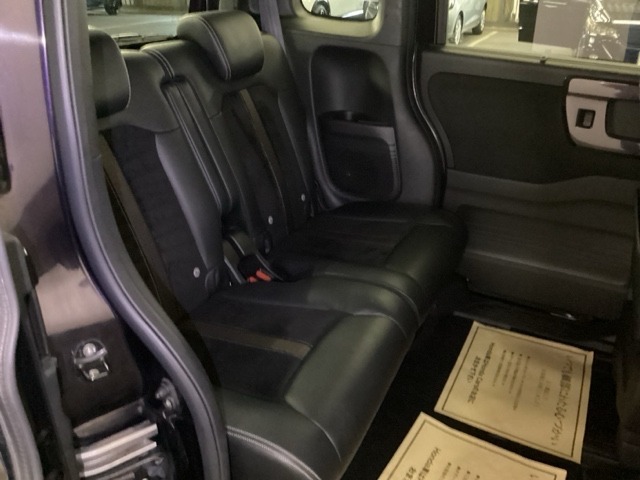 低い床で乗り降りしやすく、足元も広びろですよ。