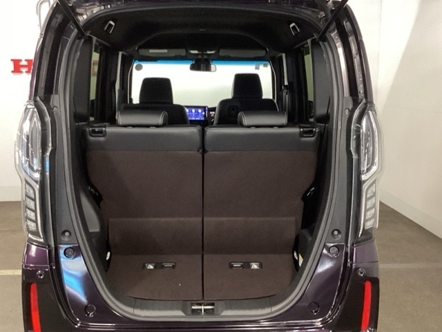 トランクの広さはどうです。　たくさんの荷物が積めます。