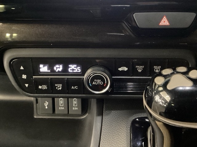 オートエアコンは、簡単操作で快適温度に調整してくれます。