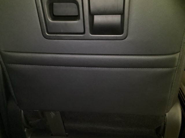 シートバックポッケト。散乱しがちな小物を収納するのに便利です。