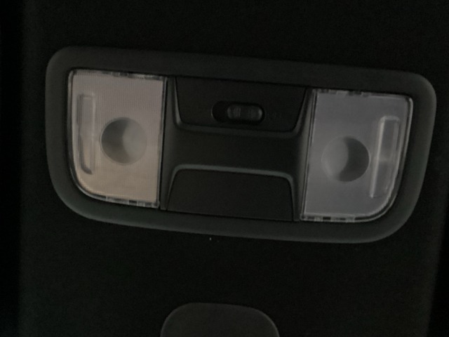 ルームランプは室内を照らしてくれます。