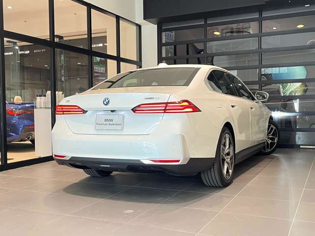BMWのメカニックによる、100項目の納車前点検エンジン、ミッション、マフラー、電気系統やコンピュータなどを詳細に点検します。交換基準の部品があれば、純正部品を使用し整備した後にお客様にお渡しします。