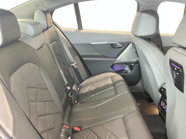 ご納車前に、リア3面にプライバシーフィルムの施行も可能です。荷物の盗難防止、UVカット等の効果があります。プロが選ぶ高耐久、高品質なフィルムは種類も豊富で仕上がりも非常に綺麗です。