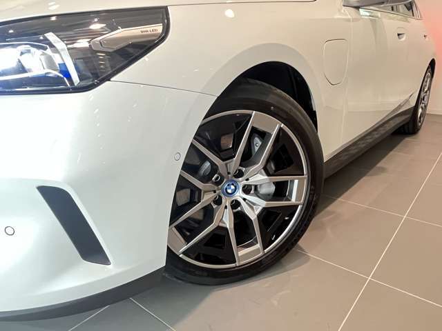 BMW純正アロイホイールはモデルやパッケージに合わせてデザインされています。洗練されたデザインで、足元の個性を引き立てます。
