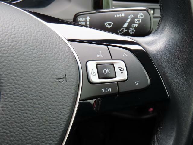 ハンドル右側には、メーター内の情報を操作するスイッチが配置されております。