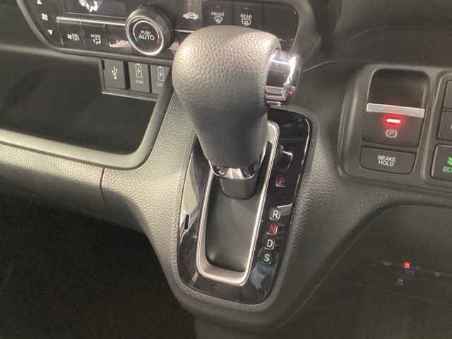 インパネシフトを採用しているので、前席の足元も広々としています。運転席と助手席の行き来もスムーズです！