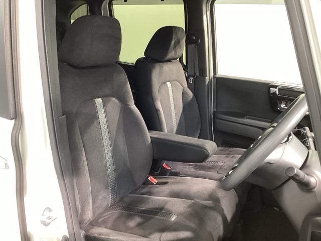 運転席、助手席☆ともに広々としており、ゆとりのある空間となっております♪