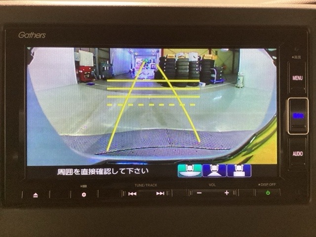バックをするとき自動でリアの様子が映る『リアカメラ』付き！　画面で確認しながらバックが出来るので駐車の時も安心です。