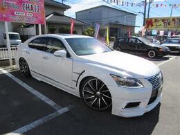 決まってます！WALDエアロパーツ！フロントフェンダーも改造！WALD22AW！迫力あります！トランクスポイラーまで！エアサスコントローラー付きで自由に車高は変えれます！かなりカッコイイです！1台限