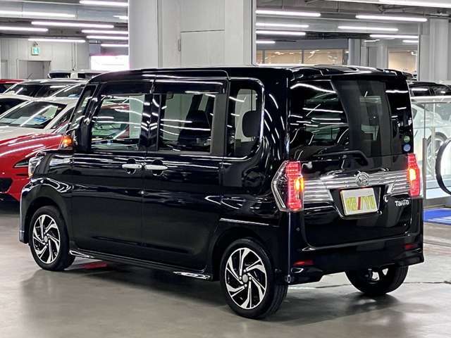 雨が降ってもゆったりと車選びができる全天候型立体展示場！エスカレーター完備！