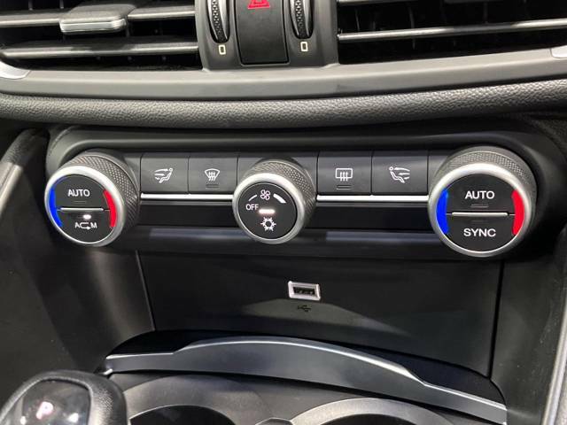 ●デュアルオートエアコン：運転席・助手席それぞれで温度設定が可能な独立式オートエアコンを標準装備しております！