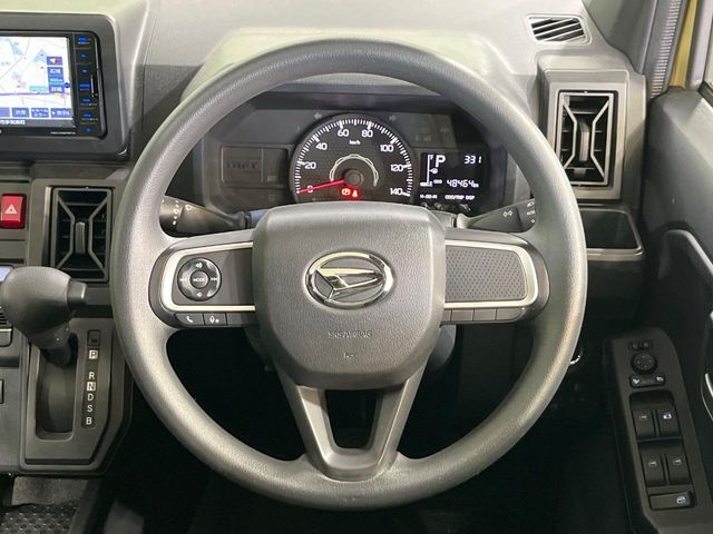 インテリアに合わせたデザインのステアリングは、運転される方のことも考え、運転しやすい形状、大きさです。是非一度、実際に触ってお確かめください。