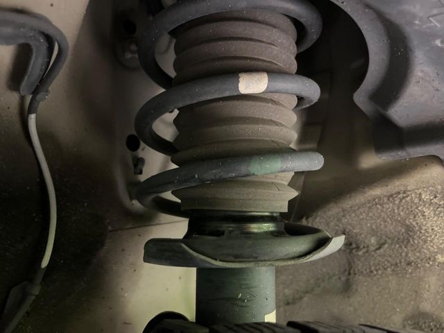 お車を安心してお乗りいただく為には、足回りの定期点検が欠かせません。サービスサポート（有償保証）では無料点検もご提供しており、安心のカーライフをお過ごしいただけるサポート体制が整っています。