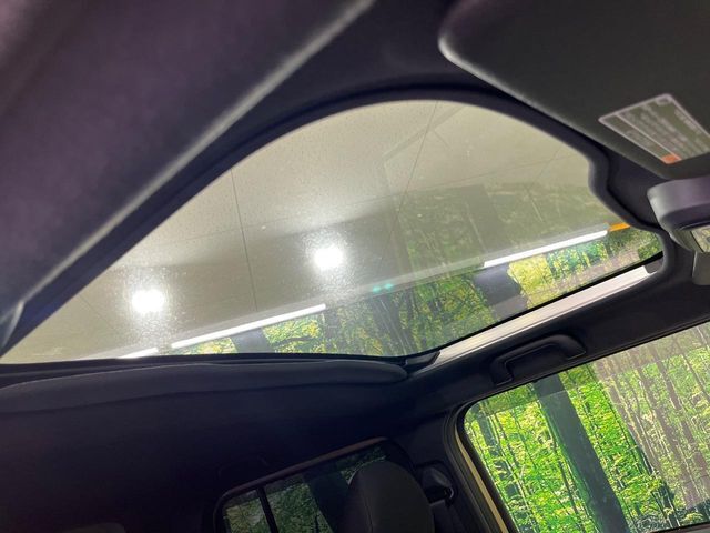 【ガラスルーフ】ガラスルーフ搭載で車内の解放感が一気にアップ！開放的なドライブをお楽しみいただけます。
