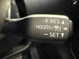 【レーダークルーズコントロール】装備車両です。レーダーやカメラを使って前を走るクルマの状況を検知して速度を調整してくれます。遠距離ドライブの高速道路などでは大活躍で疲労軽減に役立ちます。