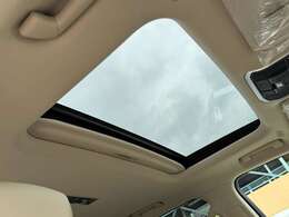 【ガラスルーフ】開放感たっぷりのガラスルーフが装着されています！車内に明かりを取り入れたり景色を楽しむのに、最適です！また、車内には遮光シェードが装備されておりますので、夏の暑い日でも快適に使えます！