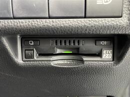 【ETC】有料道路を利用する際に料金所で停止することなく通過できる、ETC車載器（ノンストップ自動料金収受システム機器）が装備されています。セットアップを行うことで利用可能になります。