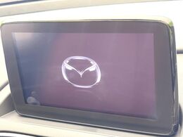 【マツダコネクトナビ】車内の雰囲気にマッチした一体型タイプのナビ。各種車輌設定やBluetooth再生等、様々な機能が楽しめます。直感的なダイヤル操作が可能で、使い勝手も良好です。