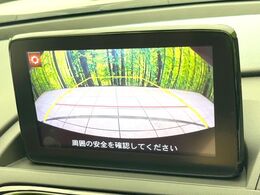 【バックカメラ】駐車時に後方がリアルタイム映像で確認できます。大型商業施設や立体駐車場での駐車時や、夜間のバック時に大活躍！運転スキルに関わらず、今や必須となった装備のひとつです！