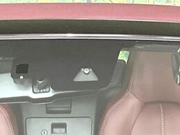 【スマートシティブレーキサポート】低速走行中に前方の車両等を認識し、衝突しそうな時は警報とブレーキで衝突回避と被害軽減をアシスト。より安全にドライブをお楽しみいただけます。