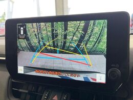 【バックカメラ】駐車時に後方がリアルタイム映像で確認できます。大型商業施設や立体駐車場での駐車時や、夜間のバック時に大活躍！運転スキルに関わらず、今や必須となった装備のひとつです！