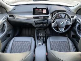 ドライバーに向かってレイアウトされた機能的なセンターコンソールやコントロール類がもたらす高い操作性。常に、運転に集中できるレイアウトがBMWの特徴です。