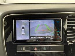 【マルチアラウンドモニター】まるでクルマを真上から見下ろしたかのような視点で駐車をサポートします！クルマの斜め後ろや真横など、前後左右の4つのカメラの映像が合成されて、モニターに映し出されます。