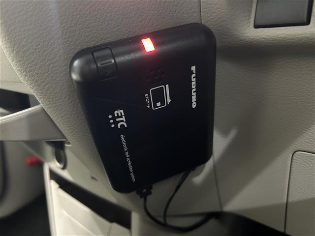 【ETC】有料道路を利用する際に料金所で停止することなく通過できる、ETC車載器（ノンストップ自動料金収受システム機器）が装備されています。セットアップを行うことで利用可能になります。