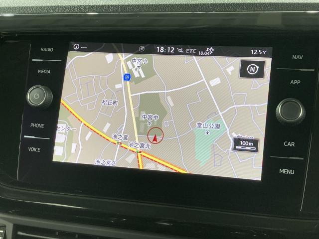 タッチスクリーンを採用。従来のナビゲーションシステムの域を超える、車両を総合的に管理するインフォテイメントシステムです。