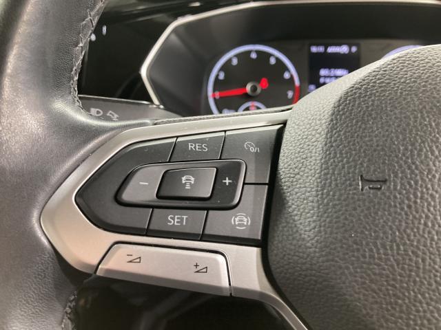 ◆クルーズコントロールにレーダーセンサーを組み合わせ、先行車を測定し設定されたスピードを上限に自動で加減速を行います。一定の車間距離を維持することで、長距離走行でのドライバーの疲労を低減させます。