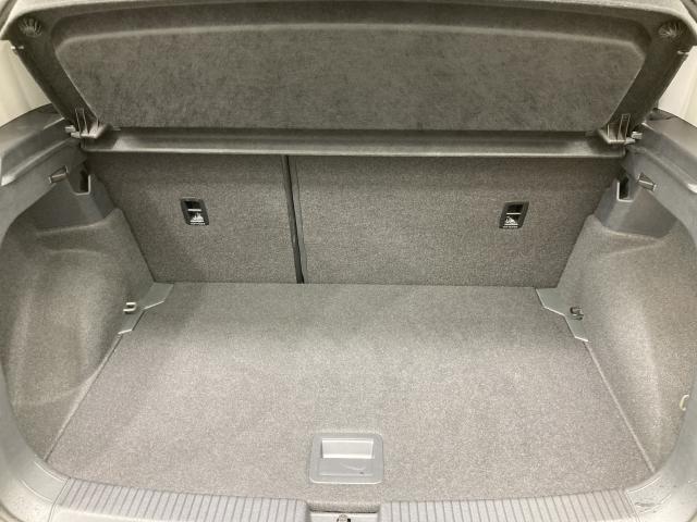 ●すっきりとした見た目のスクエア形状のラゲッジスペースです。また荷物が多い時、急なお買いものの際にもリヤシートを倒していただくことにより十分なスペースを確保できます。